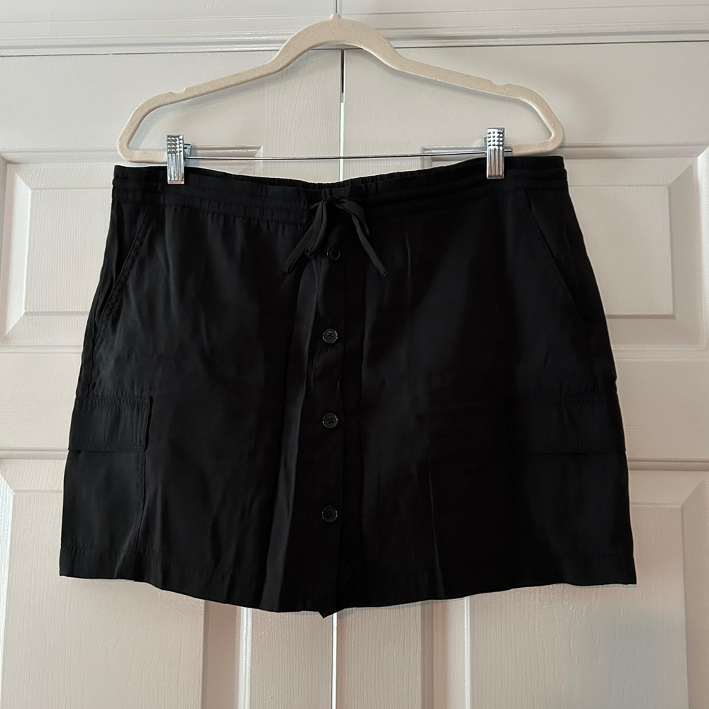 CAbi Black Skorts Lightweight Mid-Thigh